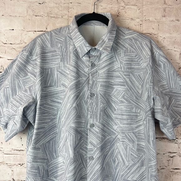 Lululemon Men's Airing Easy Short Sleeve Button Down Shirt Ventlight Mesh L/XL - Picture 3 of 5